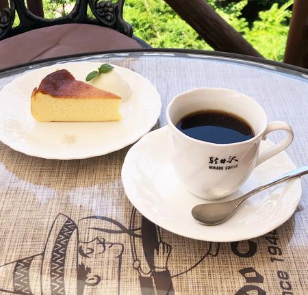 コーヒーとバスクチーズケーキ