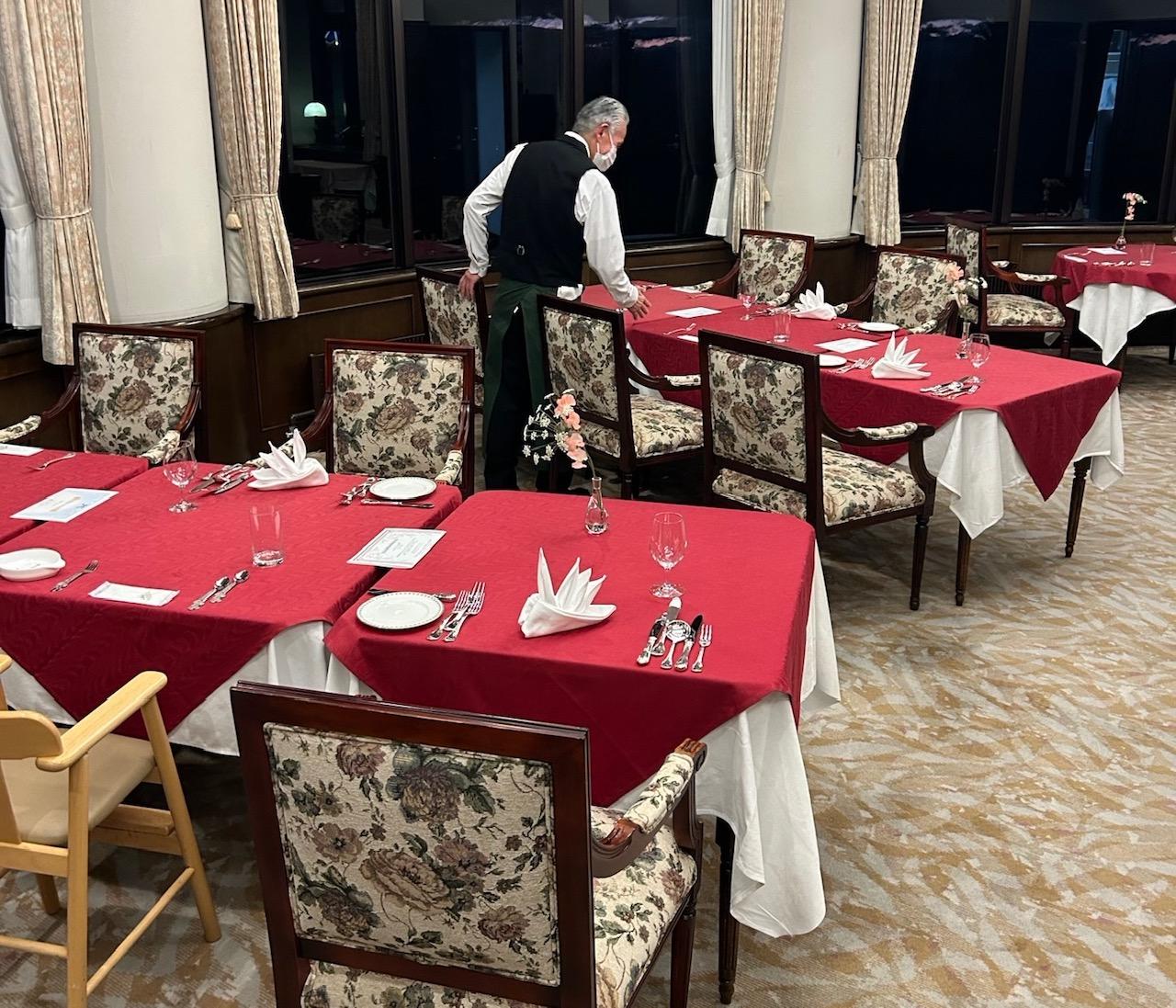 ２F洋食レストランにて、テーブルセットしてお客様をお迎えする準備が完了
