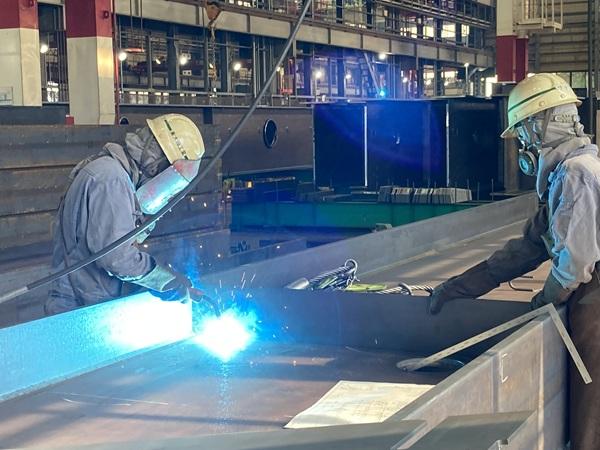 建築鉄骨の溶接スタッフ