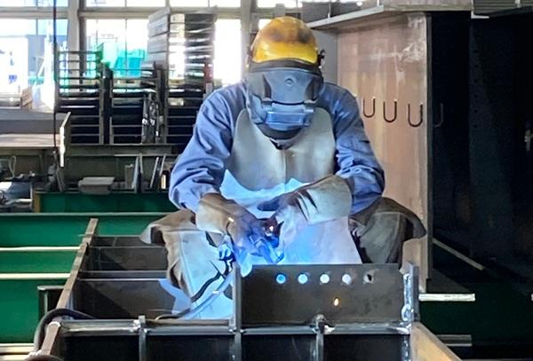 建築鉄骨の溶接工